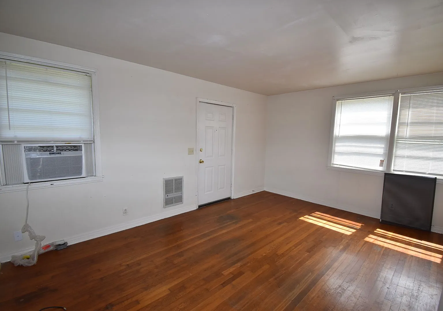 2 Bedroom Home For Rent Near Madison Street! — Photo 4