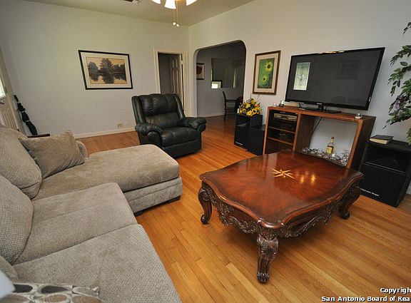 5th image of 102 Wildwood Dr E