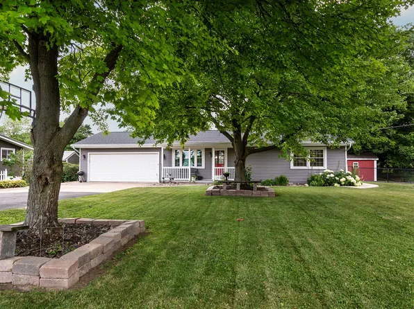 802 N Main St, Eureka, IL 61530