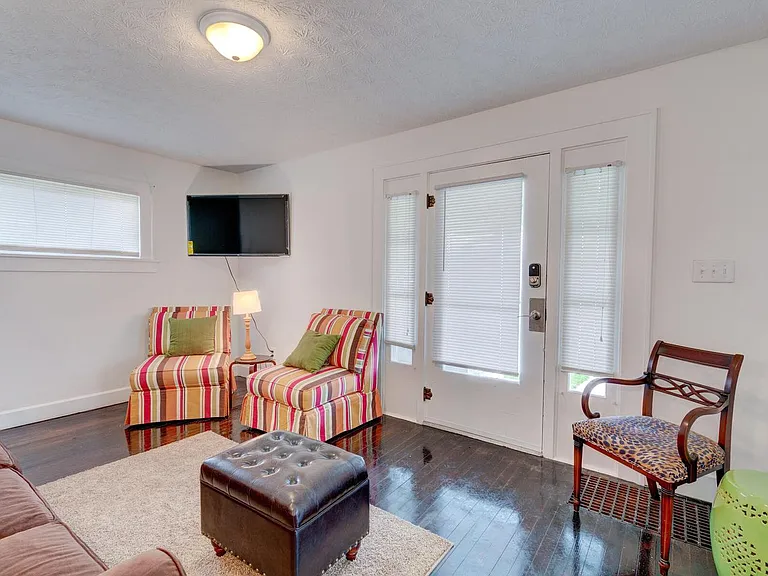 701 W Hanna Ave — Photo 2