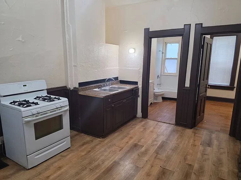 602 W Center St — Photo 1