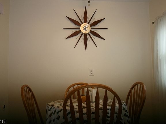 3rd image of 468 Broughton Ave