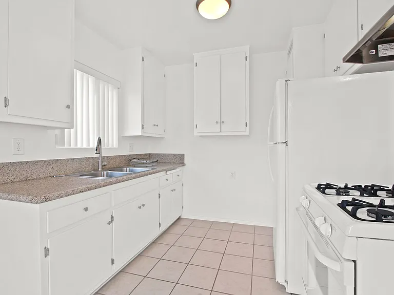 1531 Harvard St in Santa Monica - steps to Water Garden and SM Blvd! — Photo 6