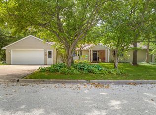 404 Ashbury Dr, Waverly, IA 50677