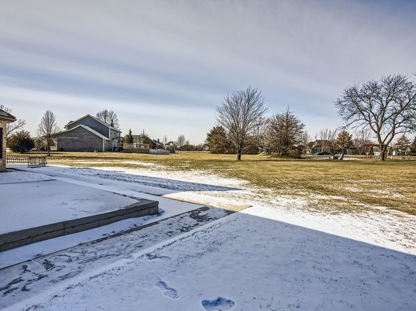2658 E Royal Ridge Dr, Crete, IL 60417
