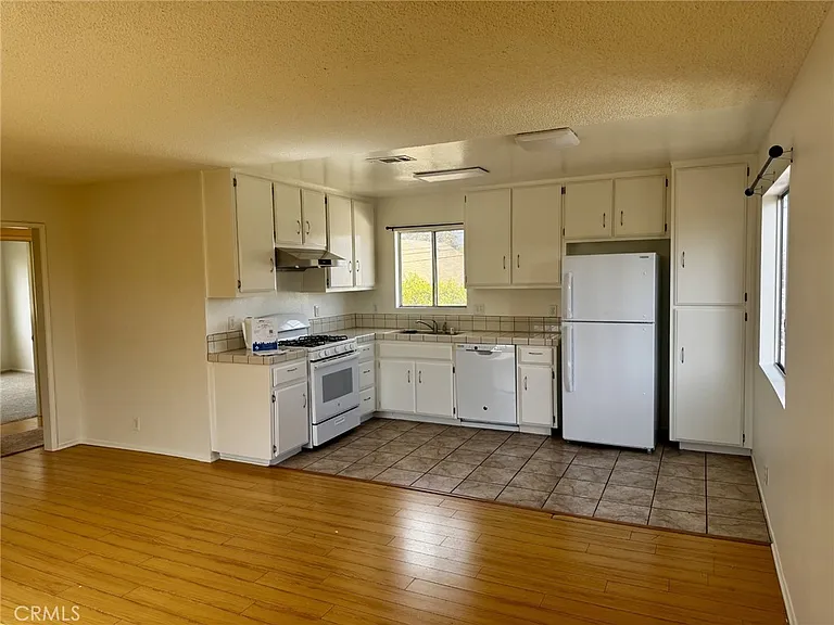 920 N Alameda Ave — Photo 2