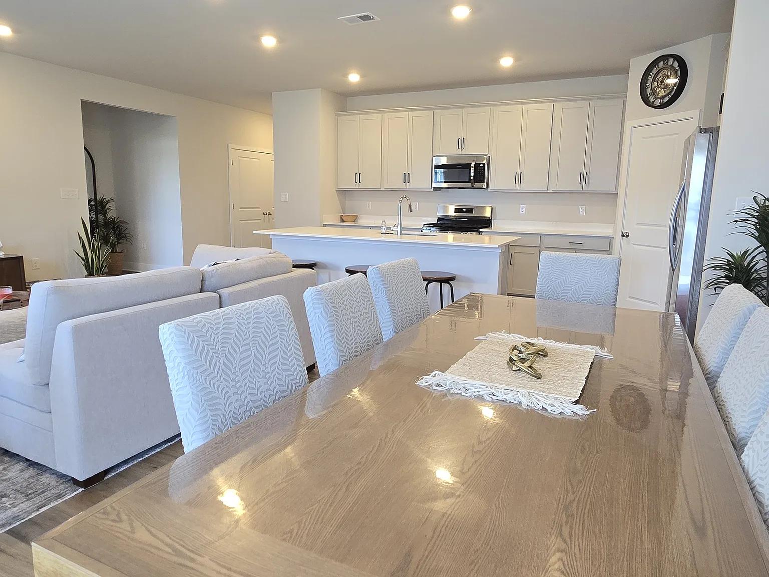 4 bed, 1860 sqft, $2,700 — Photo 3