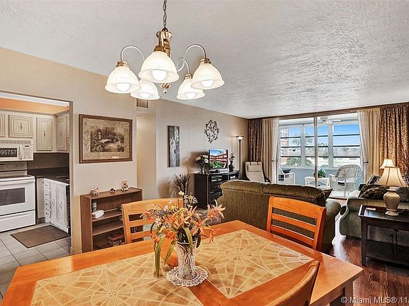 5th image of 2841 Somerset Dr APT 318