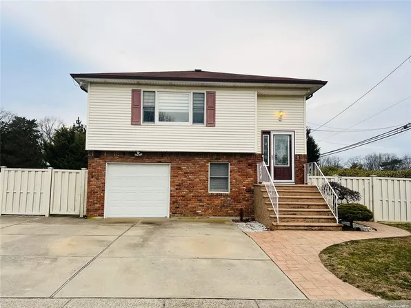 2 Jay Court, Islip, NY 11751