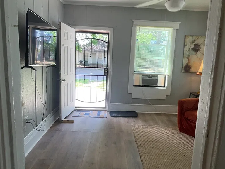 126 W Davis St #126 — Photo 4