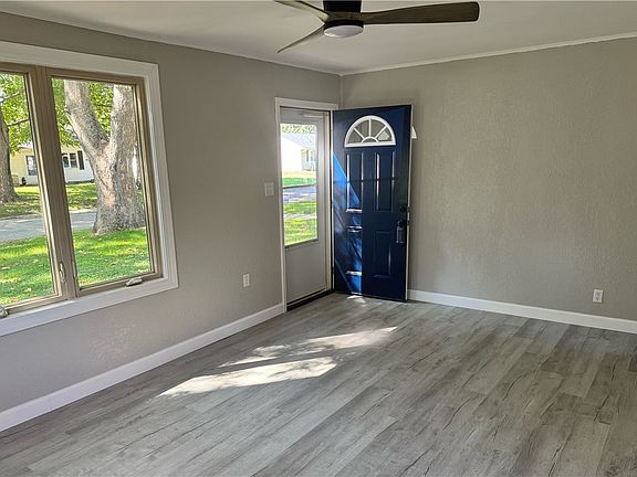 3rd image of 1041 Eastview Dr