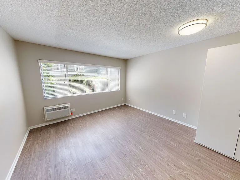 Wilshire Regency Apts. — Photo 17