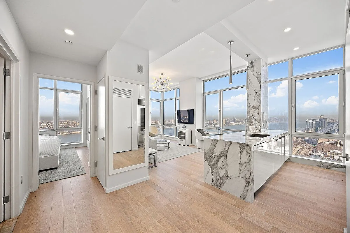 635 W 42nd St APT 32A photo 1