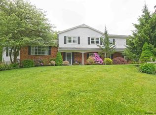 4 Tulip Tree Ln, Niskayuna, NY 12309