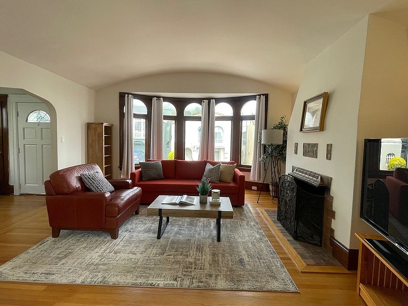 Living with fireplace and bay windows