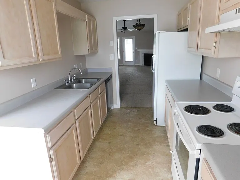 100 Christopher Ct — Photo 4