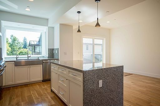 3rd image of 612 College Ave #616