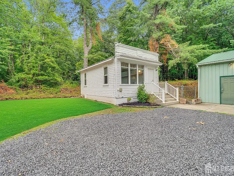 302 Schoolhouse Rd #B — Photo 2