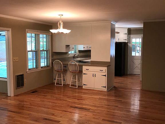 Breakfast nook with bar