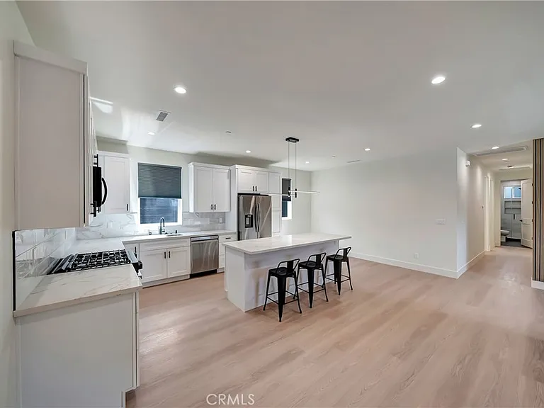19145 Keswick St — Photo 19