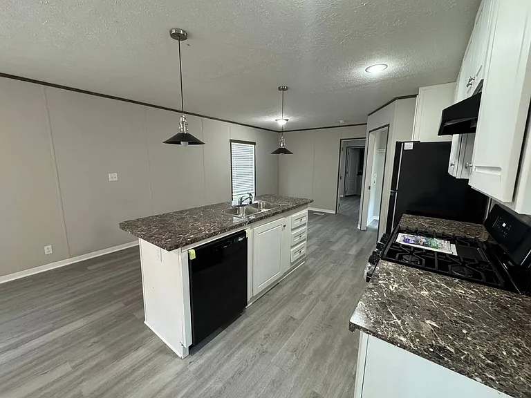 231 Bristol Dr — Photo 3