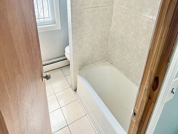 4th image of 96 Penn St #1R