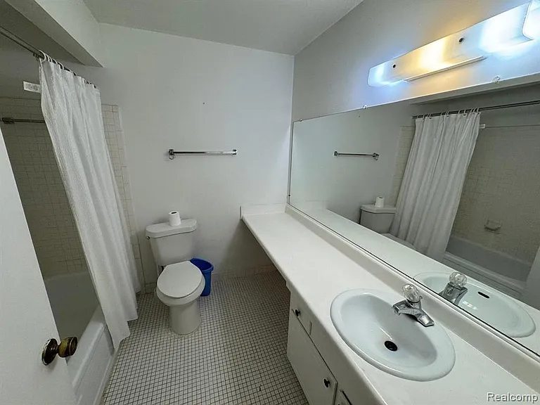 587 E Fox Hills Dr — Photo 10