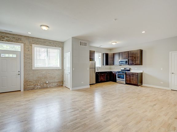 2nd image of 6125 N Clark St #102