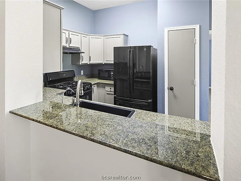 916 Crested Point Dr — Photo 8