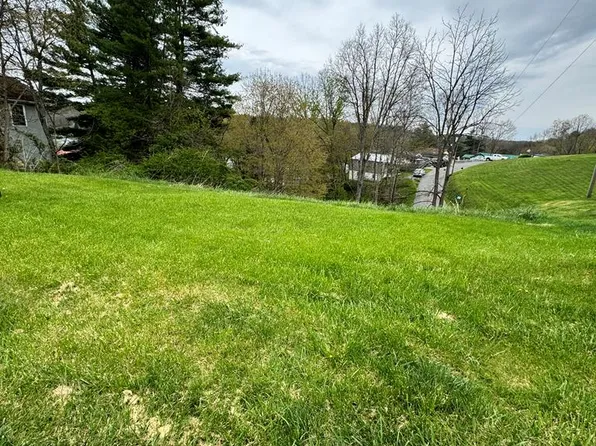 183 Walker St, Sophia, WV 25921