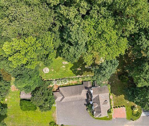 4th image of 31 Meadow Wood Dr