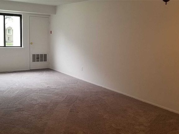 4th image of 158 Pointe Cir N