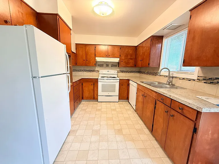 537 NE 113th Ave — Photo 4