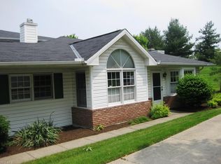 18479 Woodside Xing S, Strongsville, OH