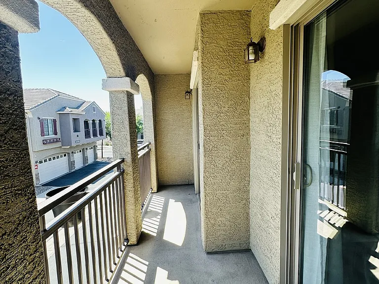 2402 E 5th St — Photo 14