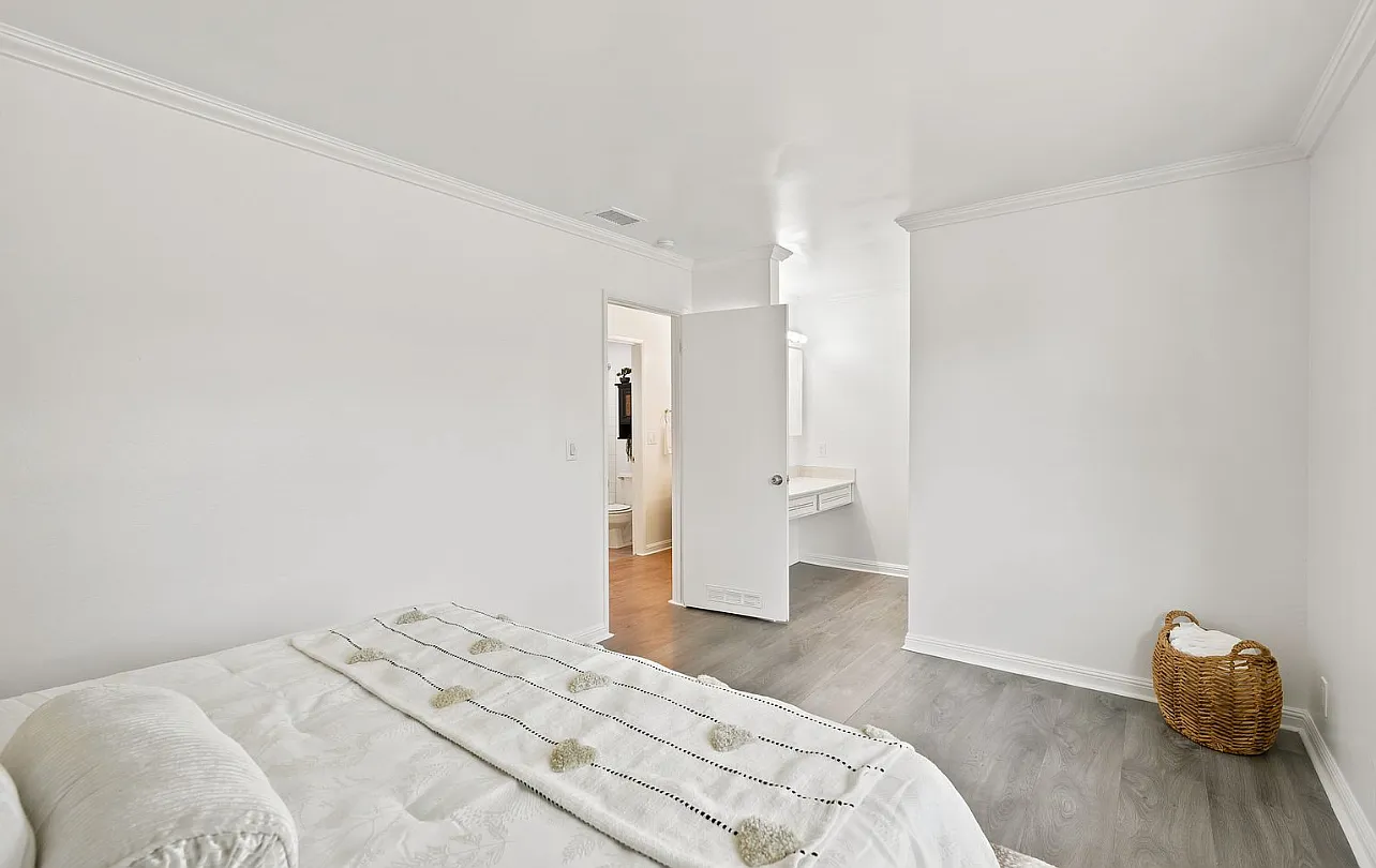 1005 Mohr Ln — Photo 1