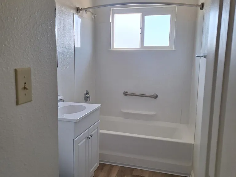 4737 Pocahontas Ave — Photo 2
