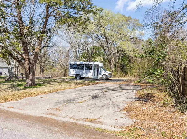 2351 Plantation Dr, Baton Rouge, LA 70807