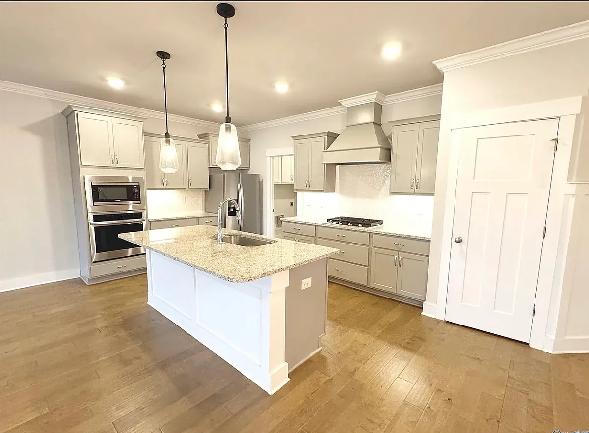 Building Photo - 162 Rugby Dr