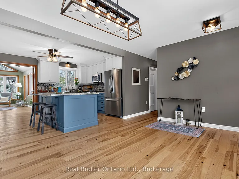 16 Mundy Ave — Photo 5