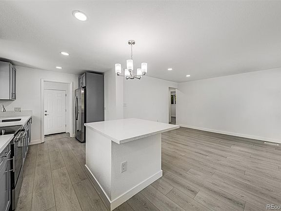 4th image of 2921 Jasmine Street