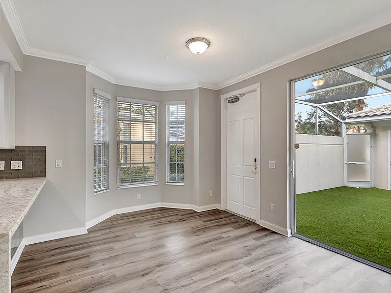 Living rm w/ bay window