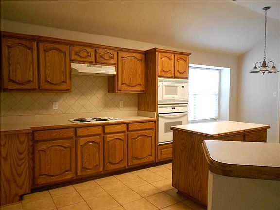 4th image of 1490 Avonlea Dr