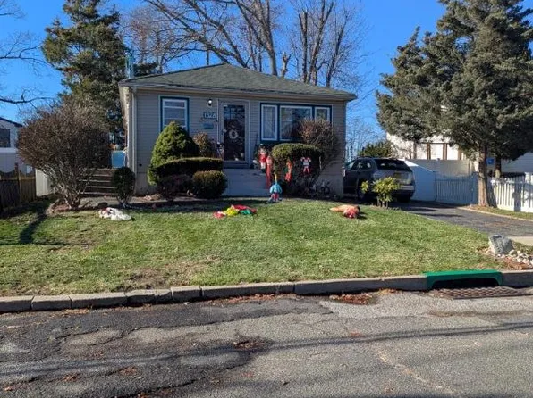 (undisclosed Address), Bay Shore, NY 11706