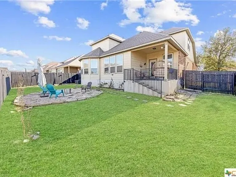 807 Old World Dr — Photo 4