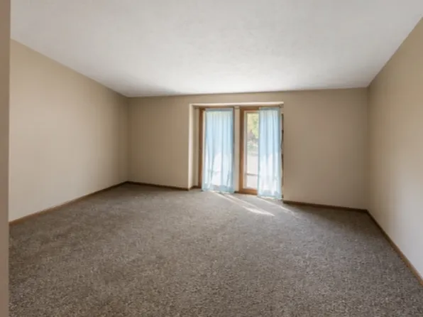 3744 Pinehill Rd, Bellevue, NE 68123
