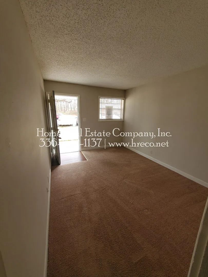 Sunset Acres Apartments | 135 E. Wall Street Apt #4 — Photo 3