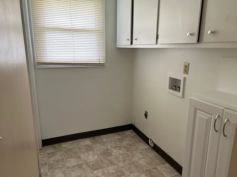 1423 Summerville Rd — Photo 10