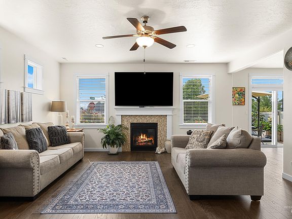 3rd image of 16 N Caracaras Way