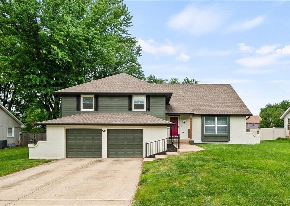 1st image of 901 NW Springwood Dr